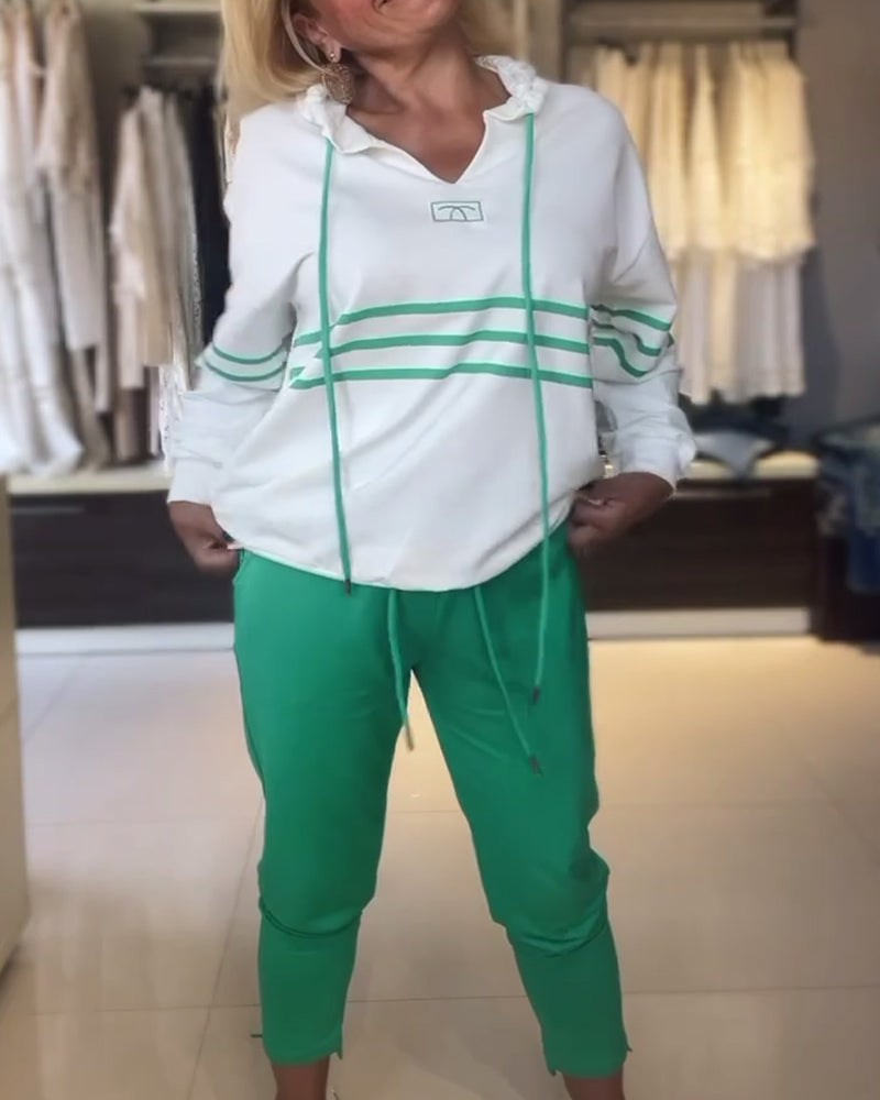 Uformelt sett med hettegenser med stripetrykk