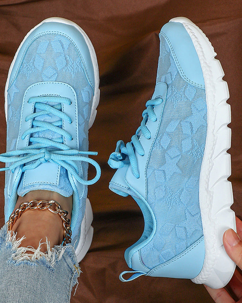 Enkle ensfargede pustende sneakers med snøring