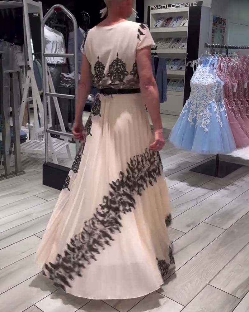 Plissert elegant kjole med vintage trykk