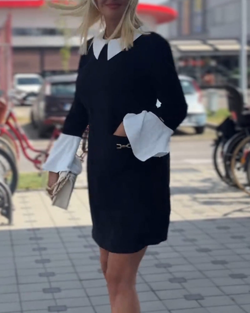 Elegant kjole med klokkeermer i kontrastfarge