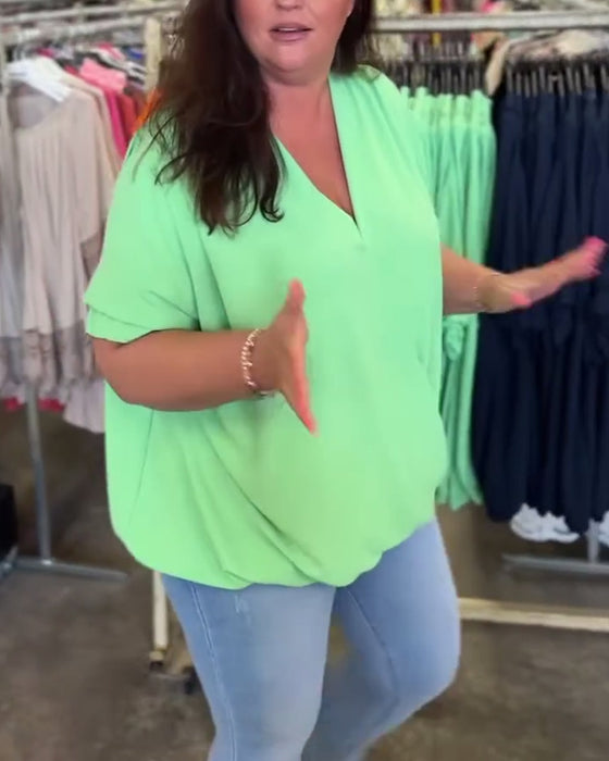 Ensfarget bluse med volangkant med V-hals