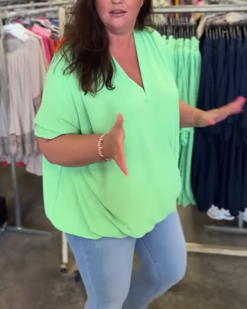 Ensfarget bluse med volangkant med V-hals