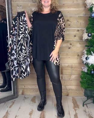 Avslappet topp med rund hals i leopard