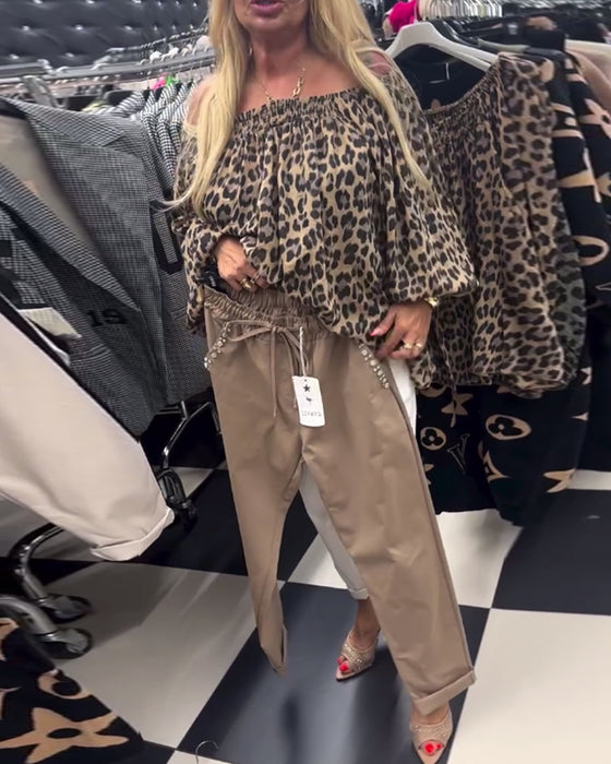 En skulder motebluse med leopardmønster