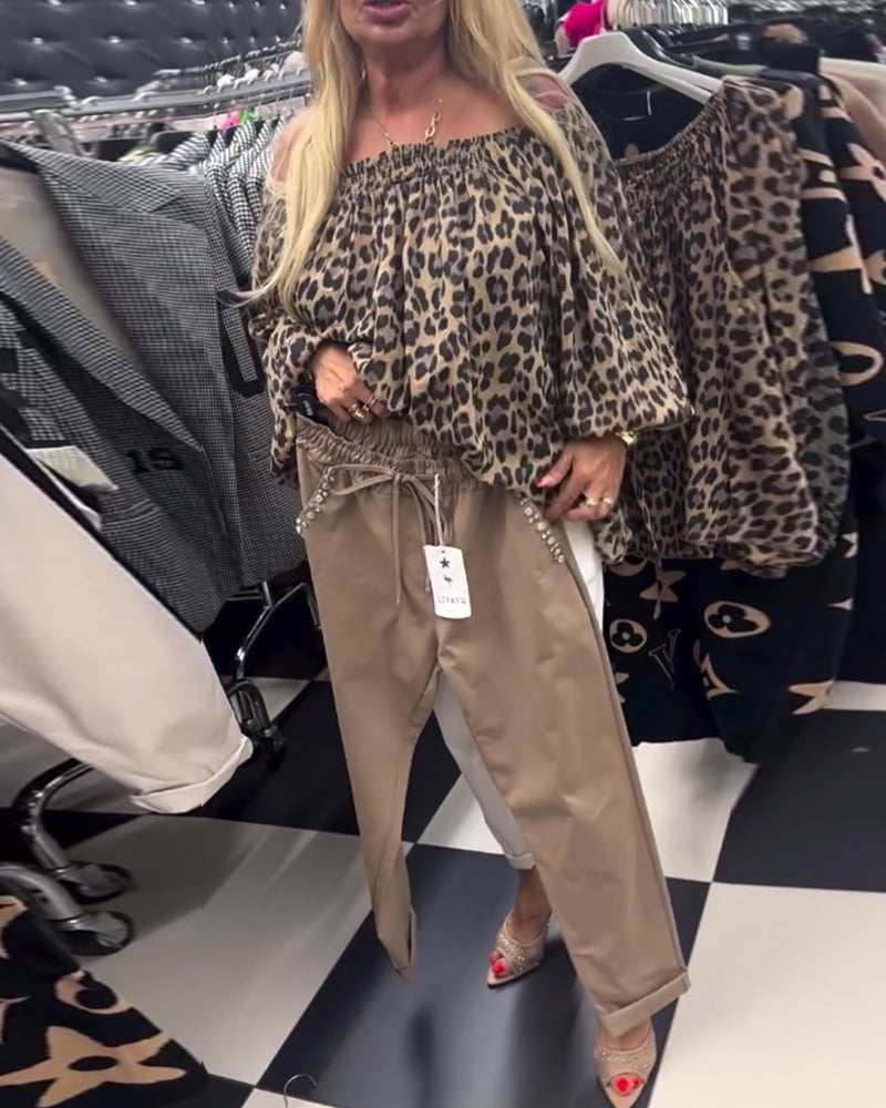 En skulder motebluse med leopardmønster