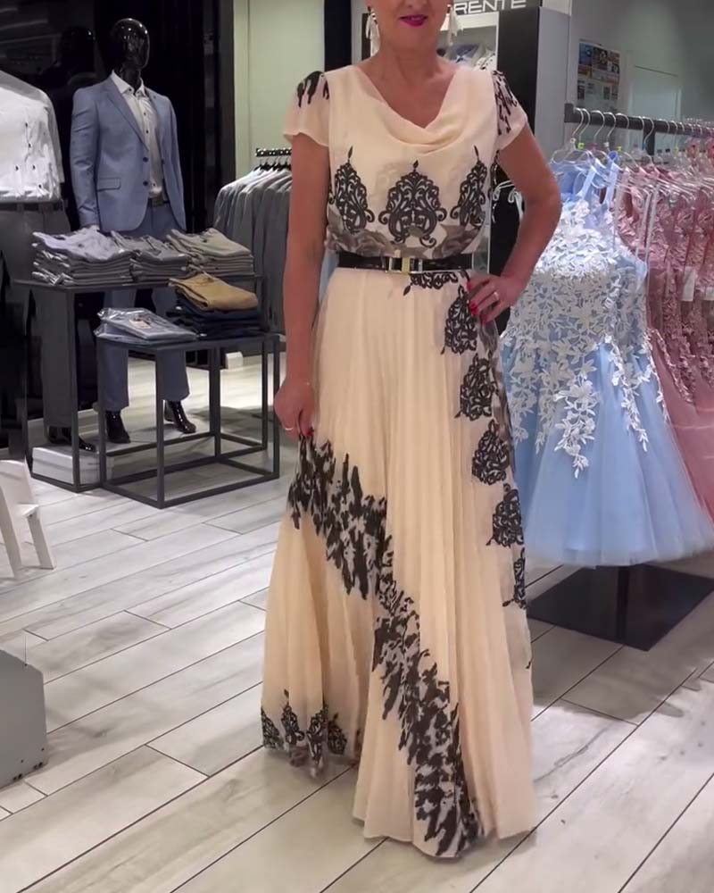 Plissert elegant kjole med vintage trykk