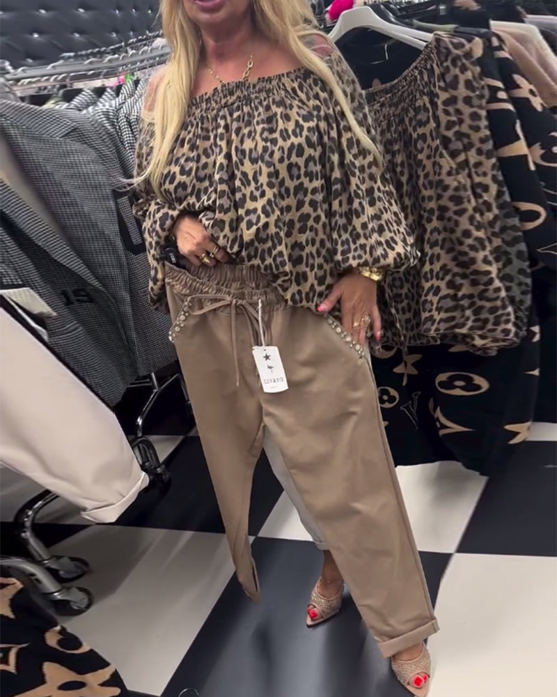 En skulder motebluse med leopardmønster