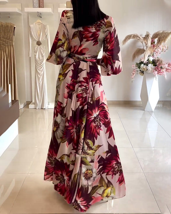 Kjole med blomstermønster med trekvart jakkeslag og snøring