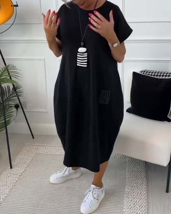 Enkel kortermet uformell kjole med bokstavtrykk