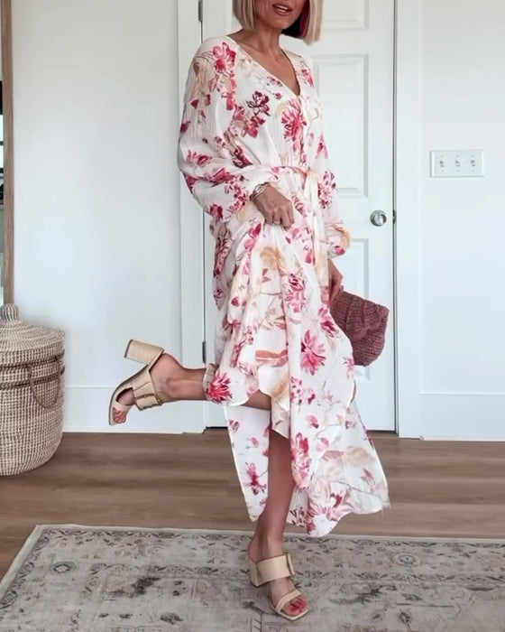 Elegant klokkeermet blondekjole med blomstertrykk