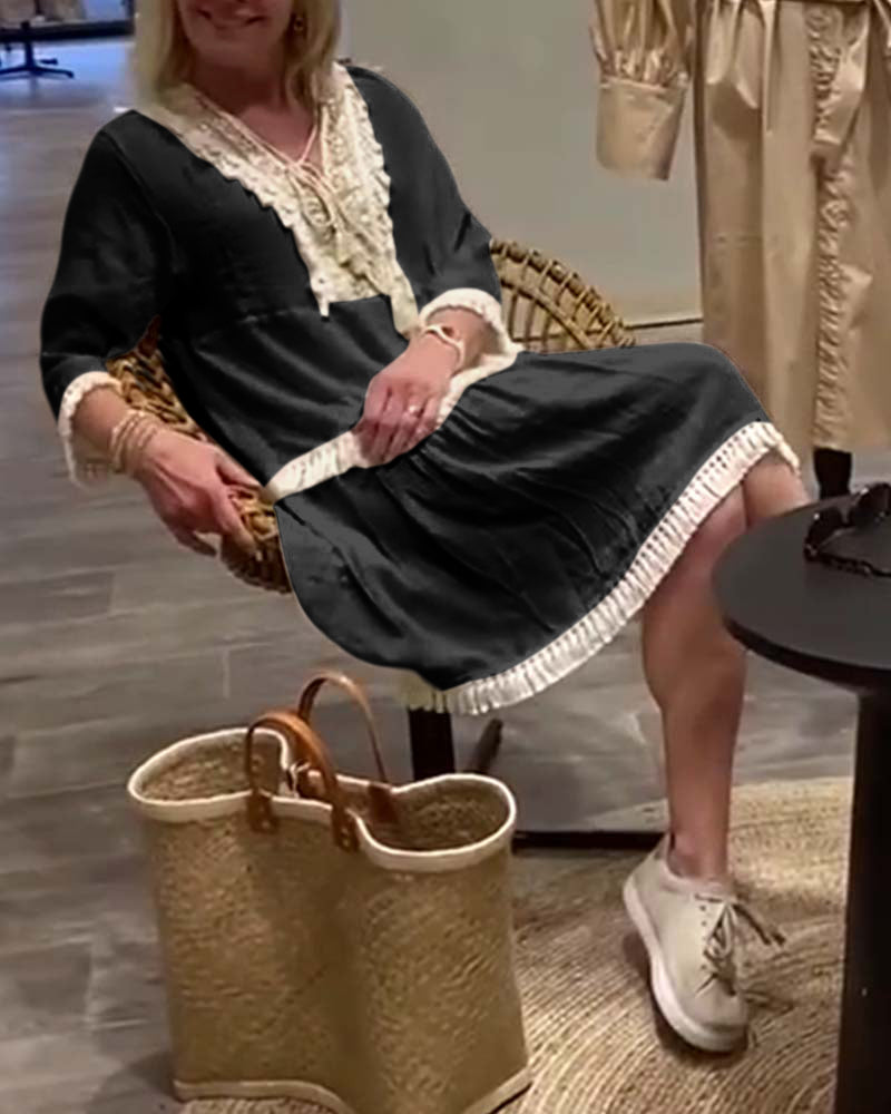 Fritidskjole med V-hals frynser med blonder