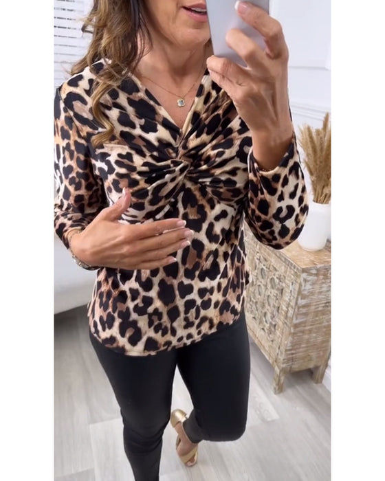 Knuten bluse i leopardmønster med fold og lange ermer