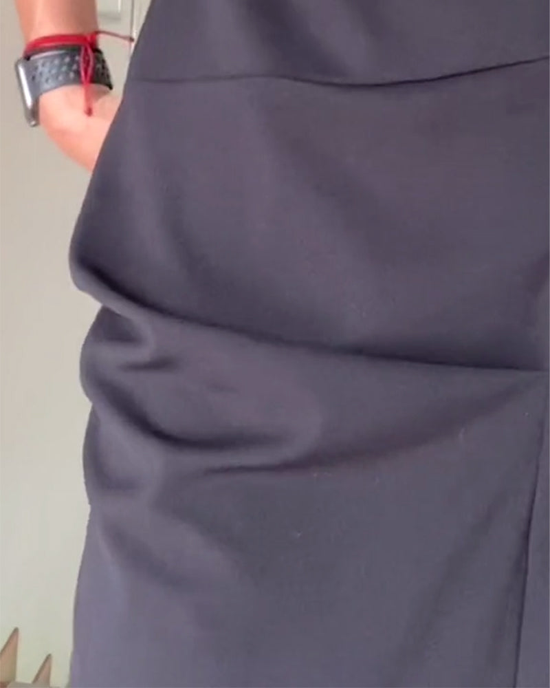 Plissert ensfarget elegant kjole med rund hals