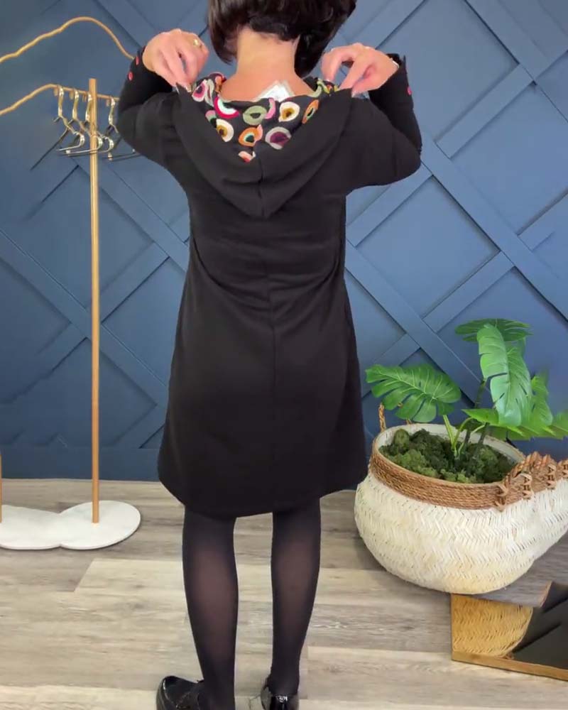 Uformell kjole med hette og hette med sirkeltrykk