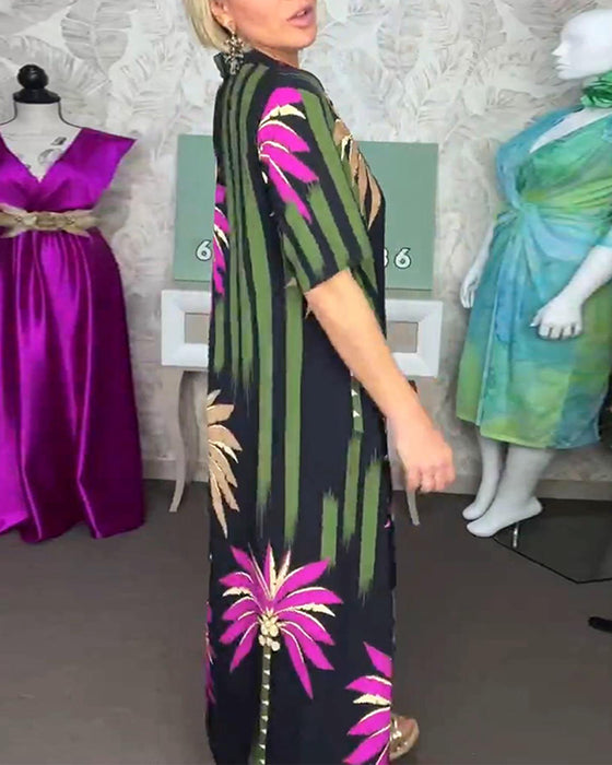 Uformell løs kjole med kortermet splitt med bladtrykk