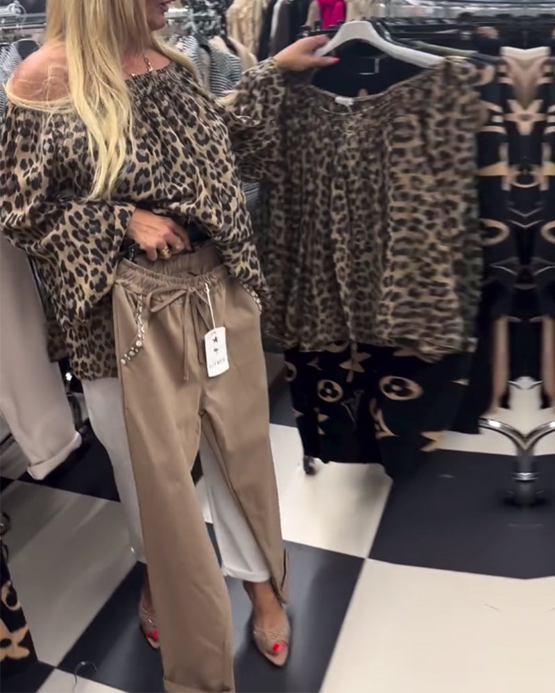 En skulder motebluse med leopardmønster