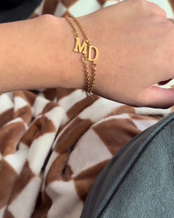 Enkelt bokstavarmbånd