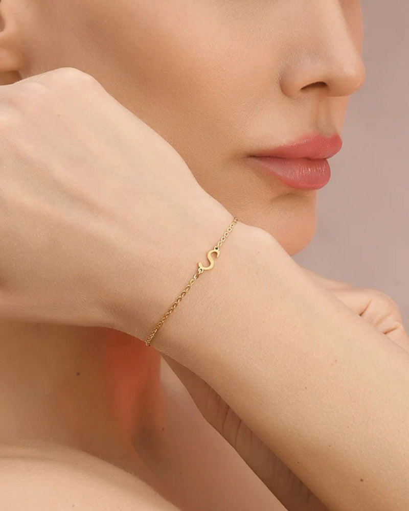 Enkelt bokstavarmbånd