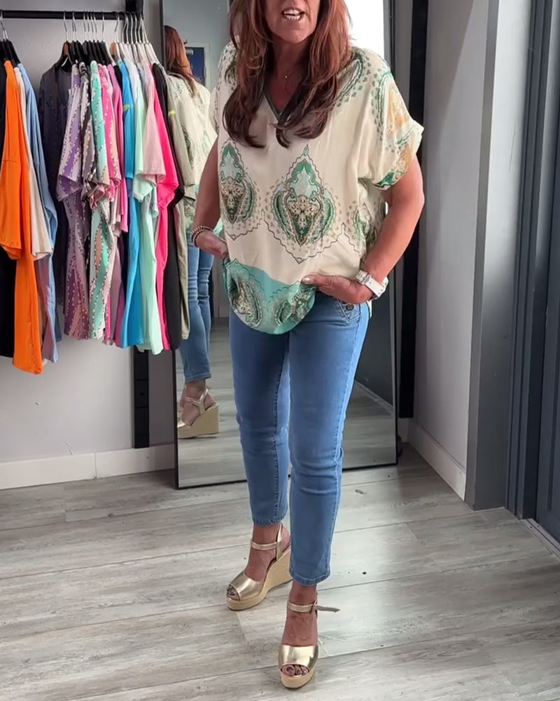 Avslappet topp med V-hals med retrotrykk