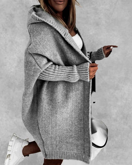 Enkel ensfarget cardigan med flaggermus hette