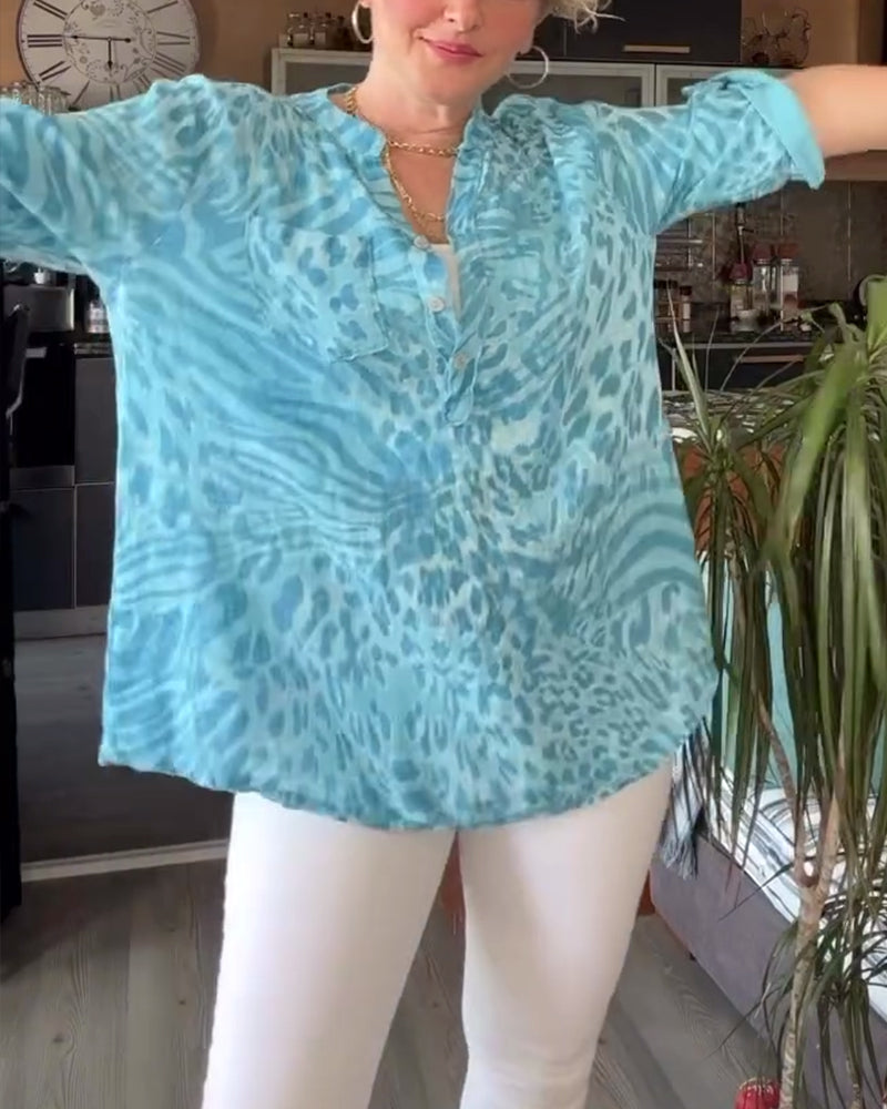 Bluse med trykt V-hals med knapp med trekvart ermer