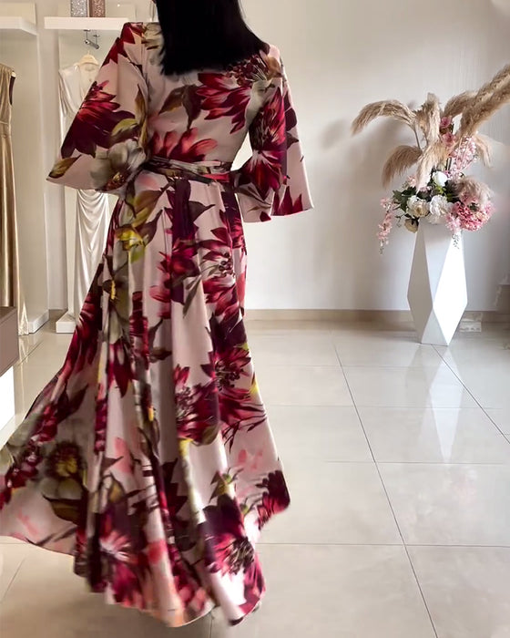 Kjole med blomstermønster med trekvart jakkeslag og snøring