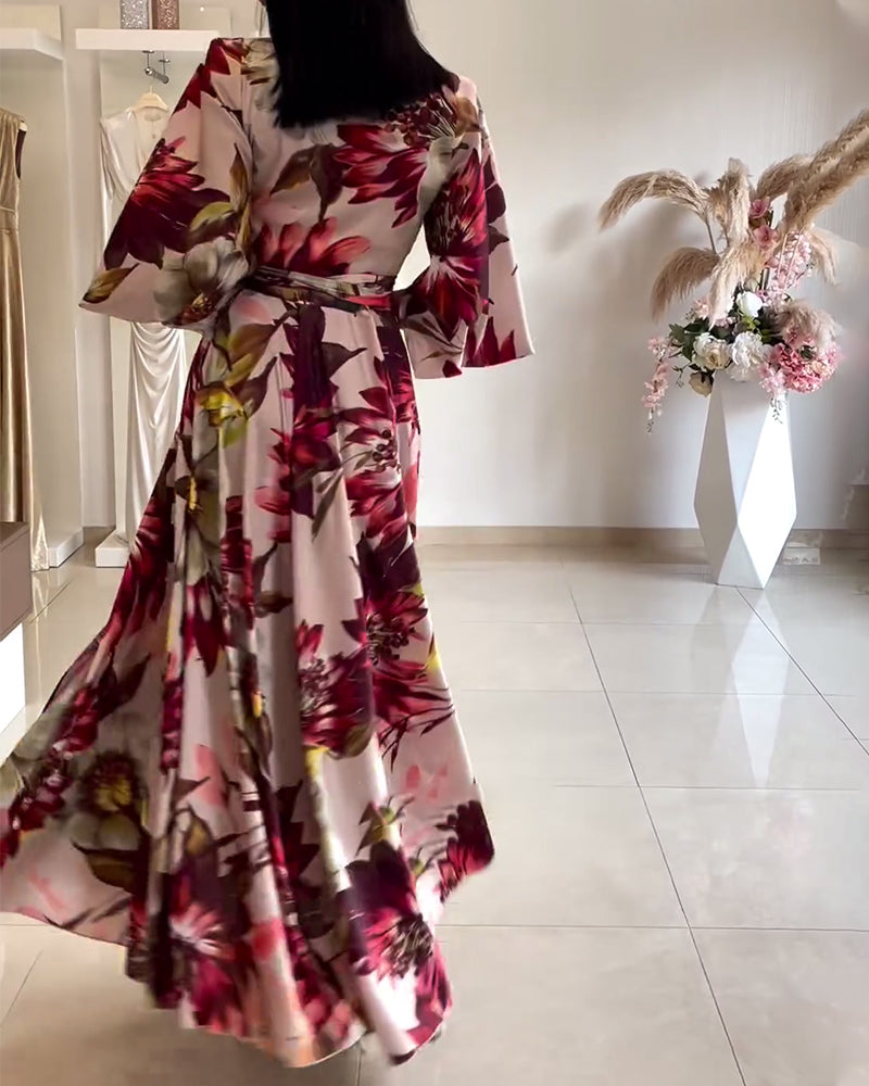 Kjole med blomstermønster med trekvart jakkeslag og snøring