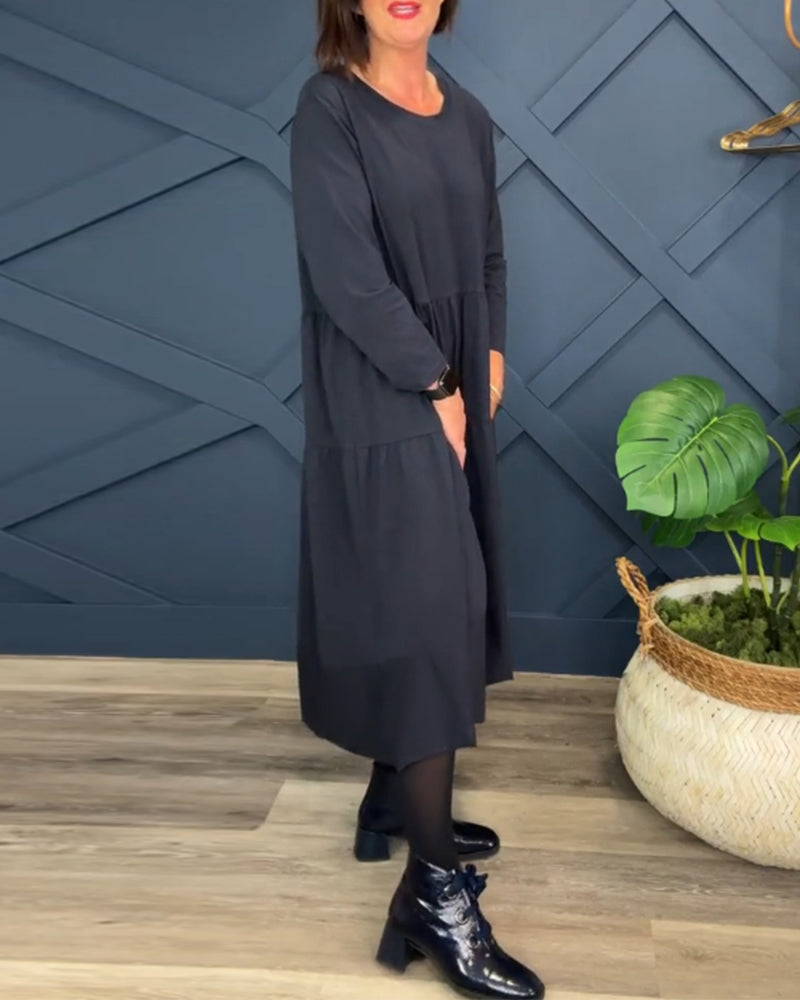 Uformell ensfarget patchworkkjole med rund hals