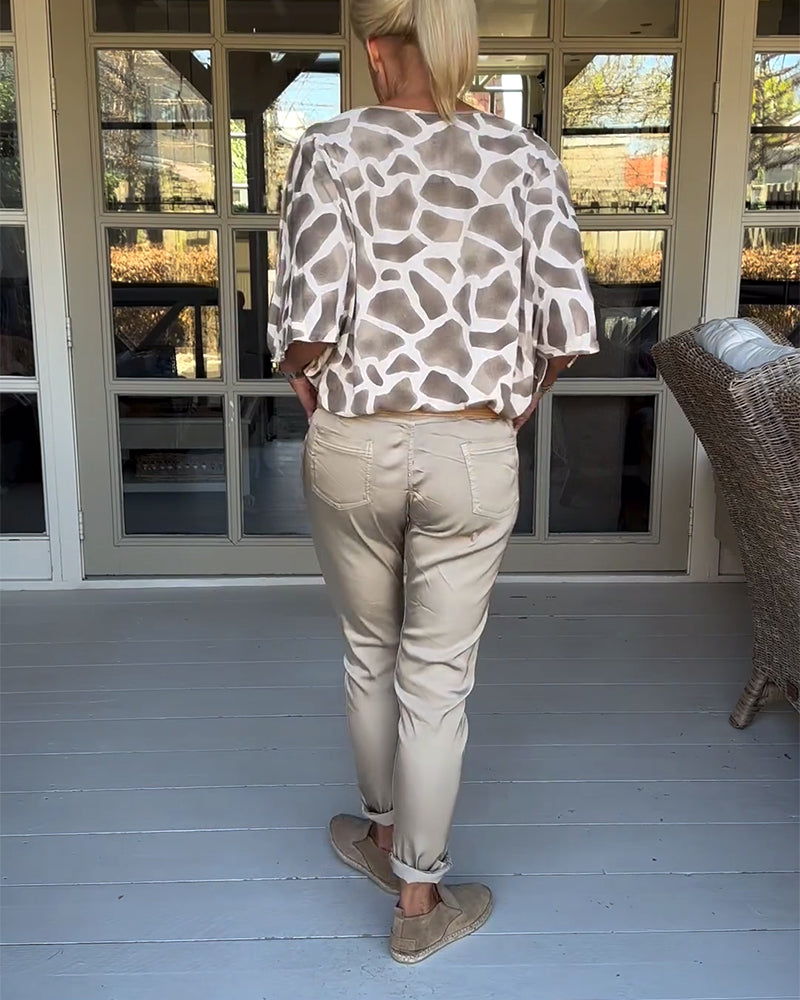 Elegant bluse med V-hals med flaggermusermer