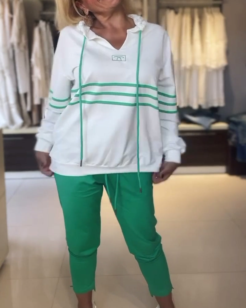 Uformelt sett med hettegenser med stripetrykk