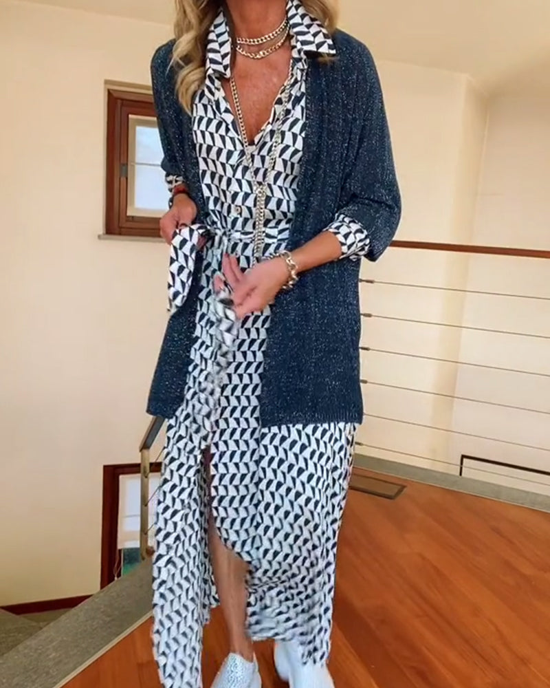 Kjole med geometrisk trykk med jakkeslag og splitt