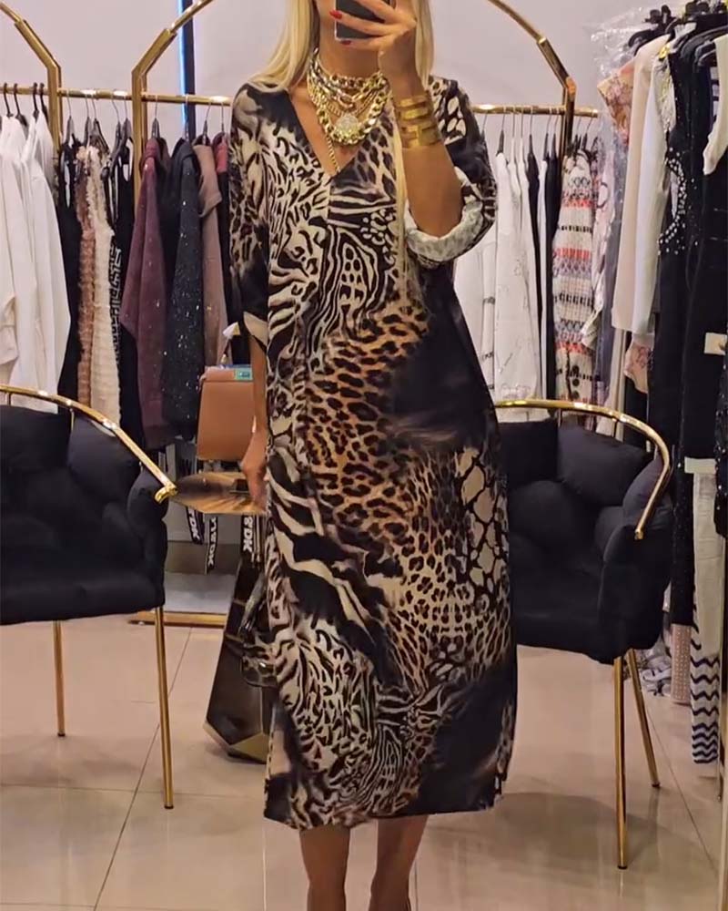 V-hals løs kjole i leopardmønster