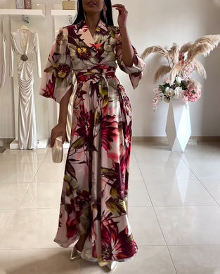 Kjole med blomstermønster med trekvart jakkeslag og snøring