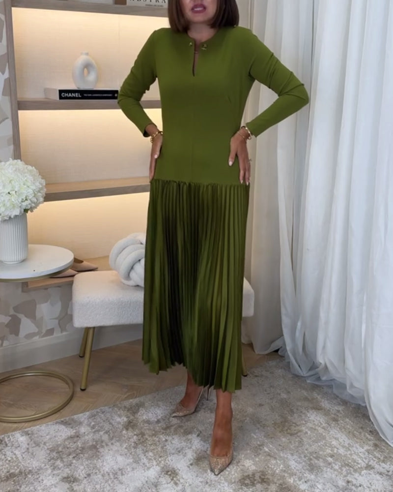 Uformell ensfarget kjole med lange ermer og fold