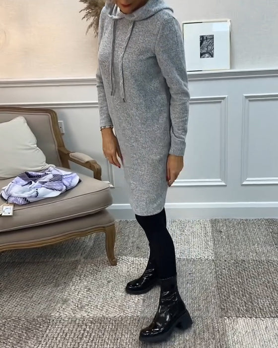 Ensfarget enkel kjole med hette