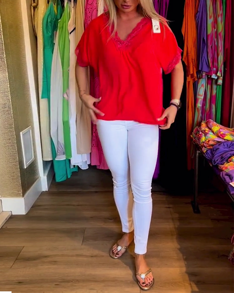 Ensfarget topp med spleiset v-hals