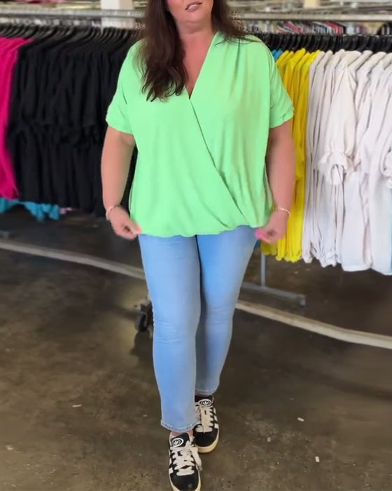 Ensfarget bluse med volangkant med V-hals