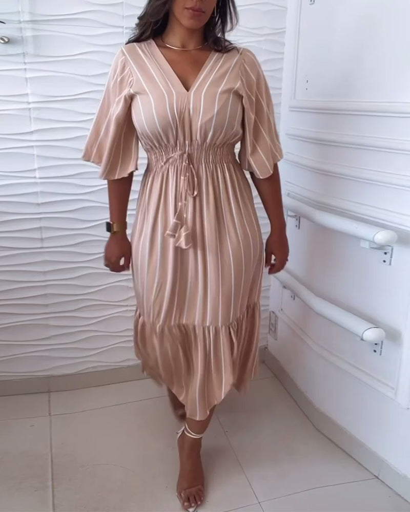 Uformell kjole med stripetrykk og snøring