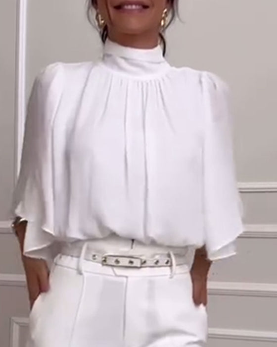 Ensfarget bluse med høy krage med sommerfuglermer