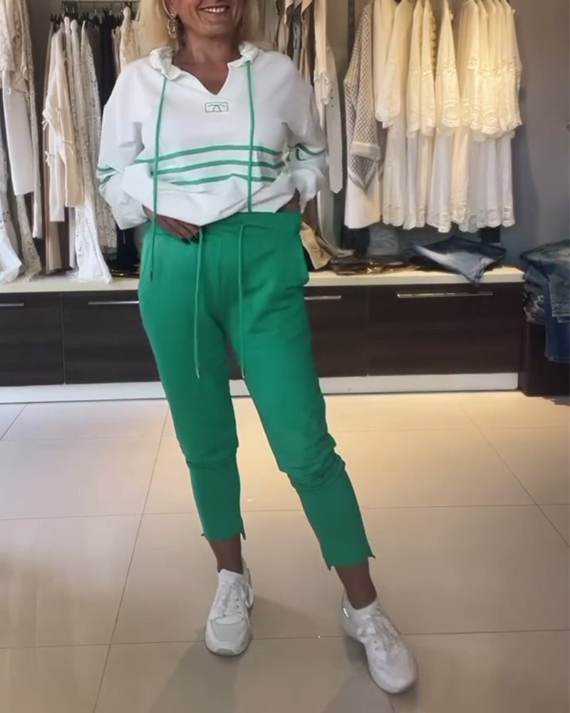 Uformelt sett med hettegenser med stripetrykk