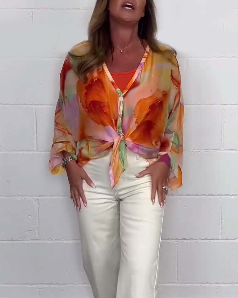 Uformell trykket V-hals bluse med lange ermer