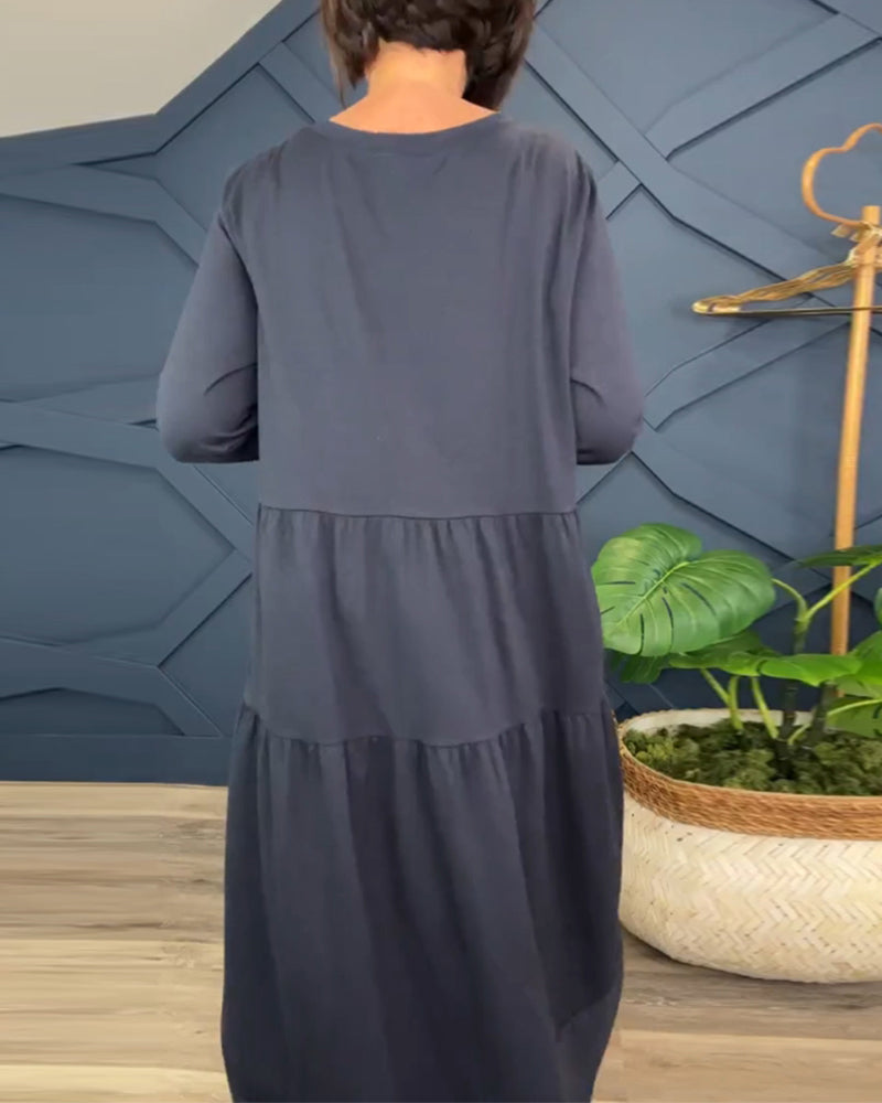 Uformell ensfarget patchworkkjole med rund hals