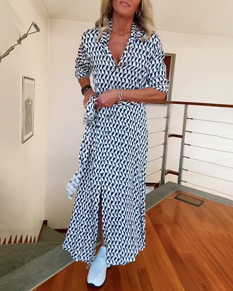 Kjole med geometrisk trykk med jakkeslag og splitt