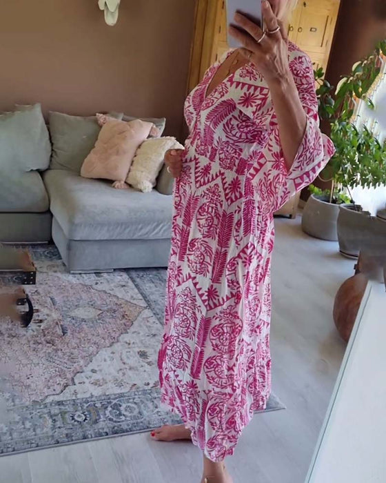 Elegant kjole med trykk med V-hals-fold og klokkeerm