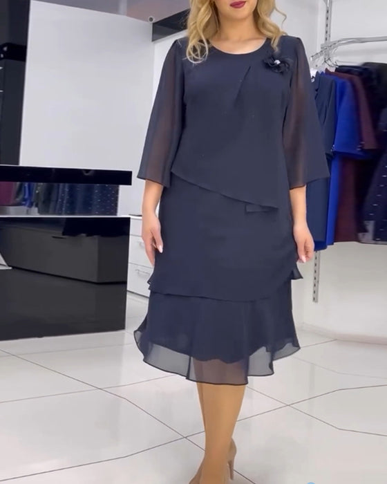 Elegant ensfarget kjole med uregelmessig patchwork