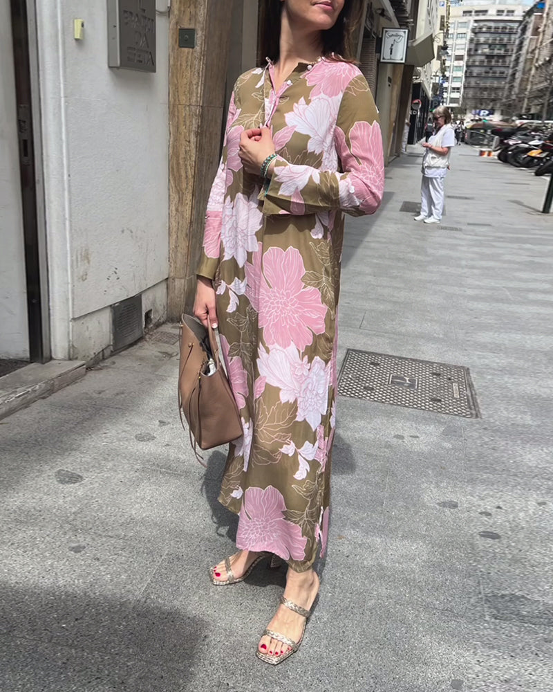 Uformell maxi-kjole med slits med blomstertrykk og lange ermer