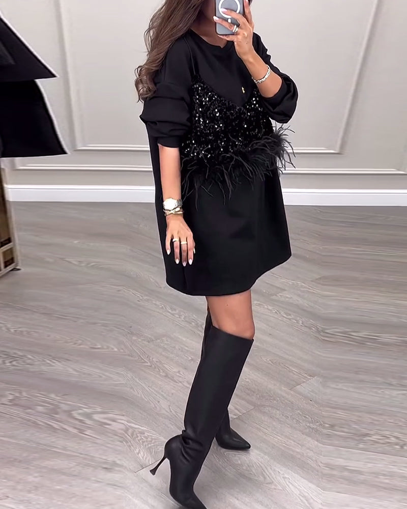 Mote ensfarget kjole med paljett og fjærpatchwork