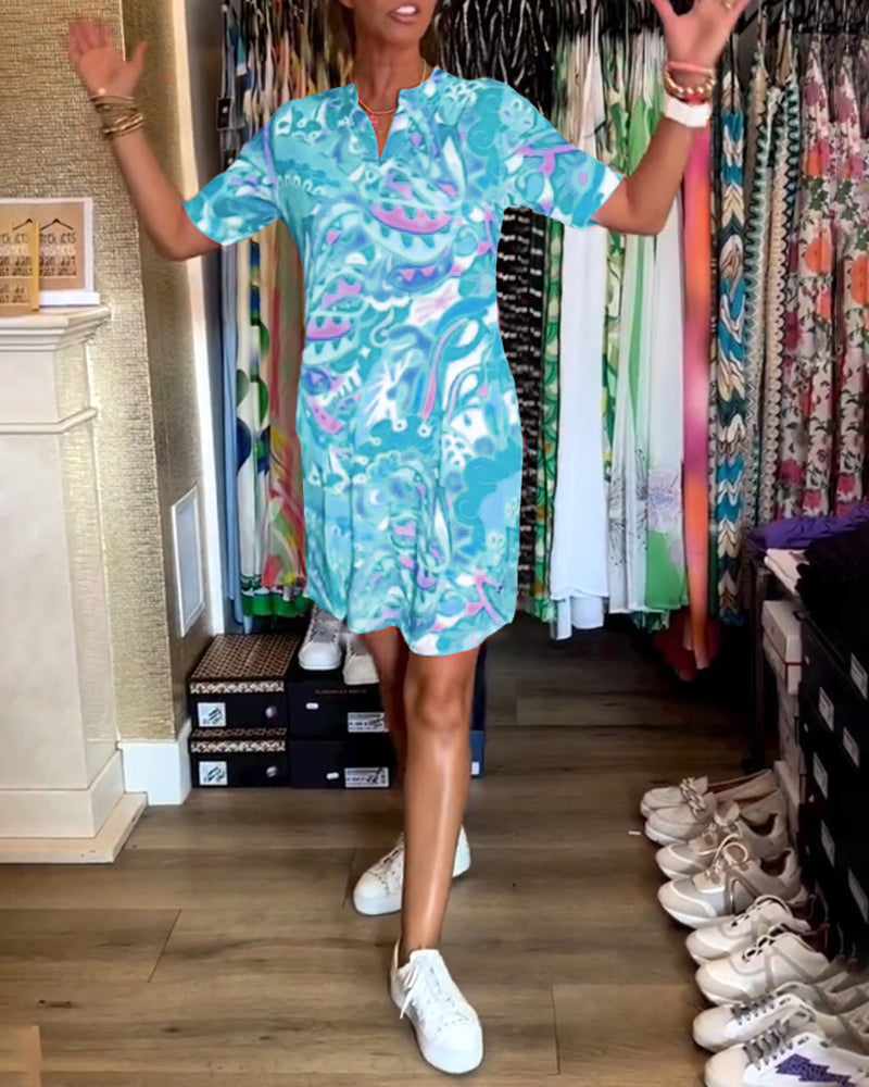 Kjole med lommer og trykk og korte ermer