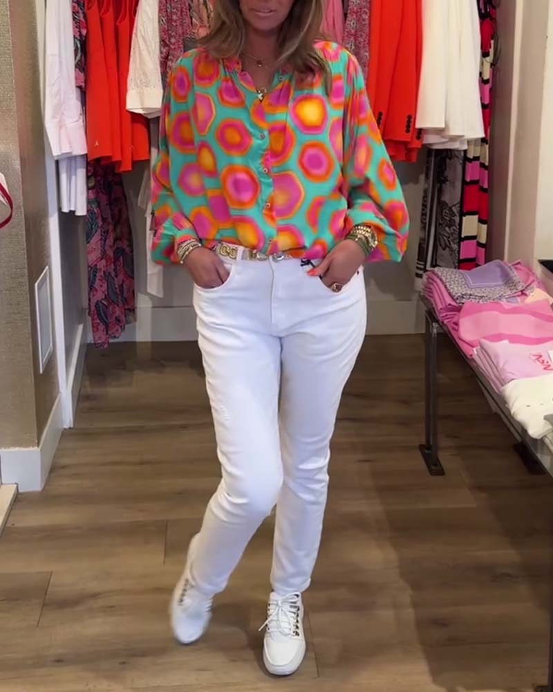 Fargerik skjorte med stativ krage med geometrisk trykk