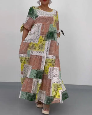 Lang kjole med firkantet trykk med løs rund hals